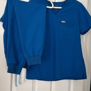 Figs scrub set. One pocket top and Zamora jogger pants. Both size Large.